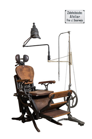 gustav-korkhaus-sammlung_universitaetsklinikum bonn_behandlungsstuhl kaiserzeit-006